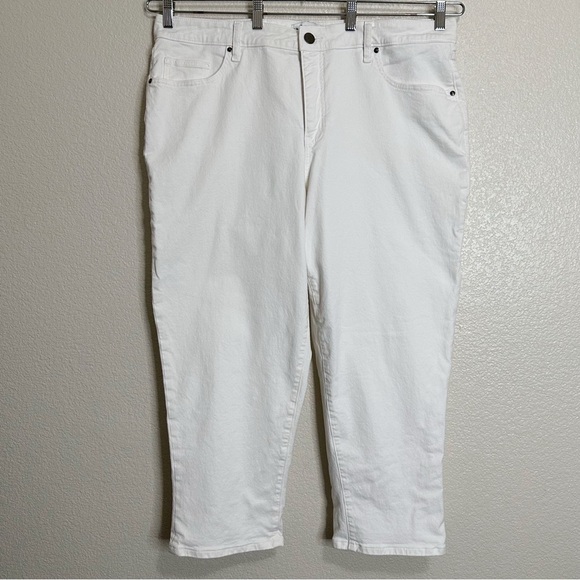 Lane Bryant Boyfriend Fit Mid-Rise White Capri Jeans, Size 18 - Picture 1 of 12